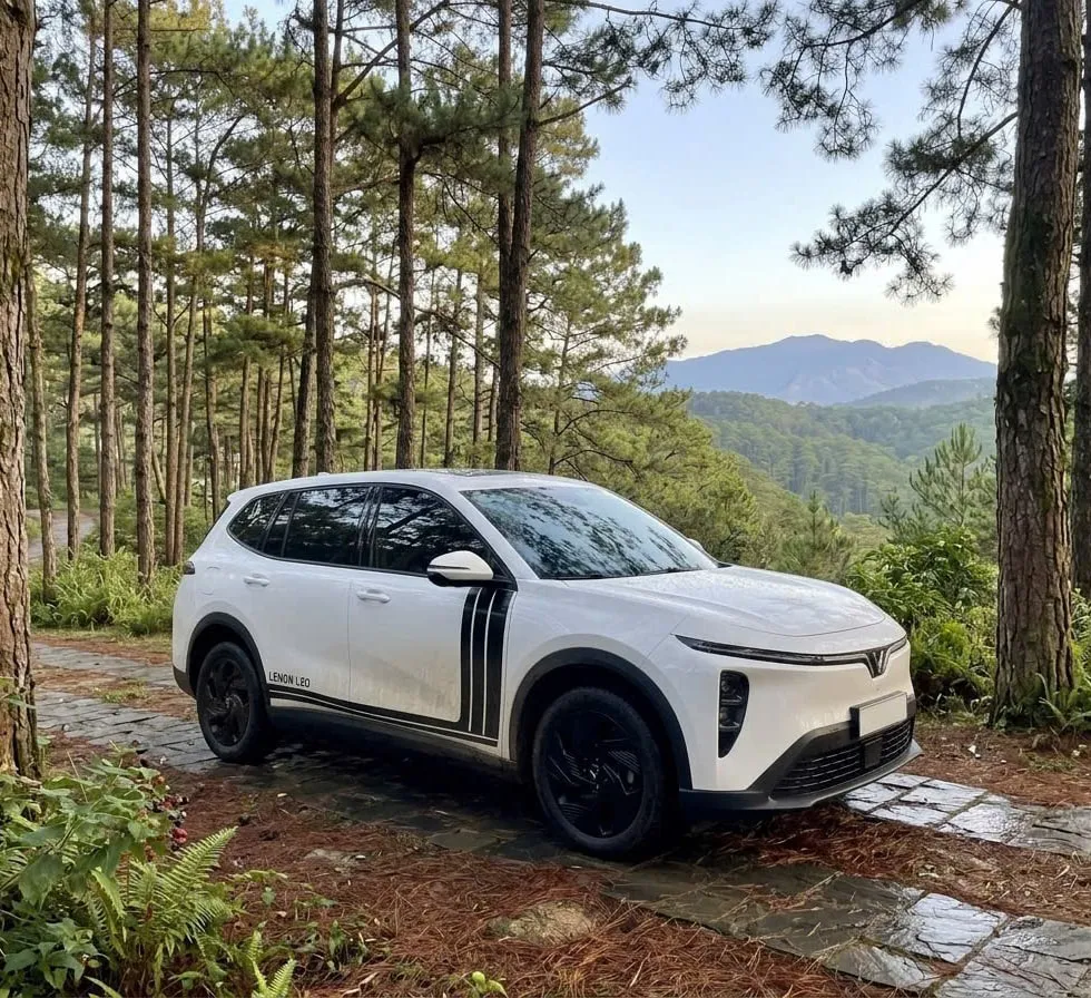 Xe điện VinFast Limo Green giữa rừng thông Lâm Đồng