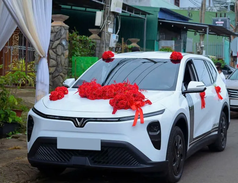 Xe hoa VinFast Limo Green kết hoa đỏ trong ngày cưới