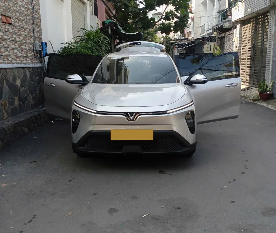 Xe điện VinFast Limo Green 7 chỗ mở sẵn cửa và cốp đón khách