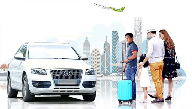 Khách kéo vali chuẩn bị lên xe đi sân bay